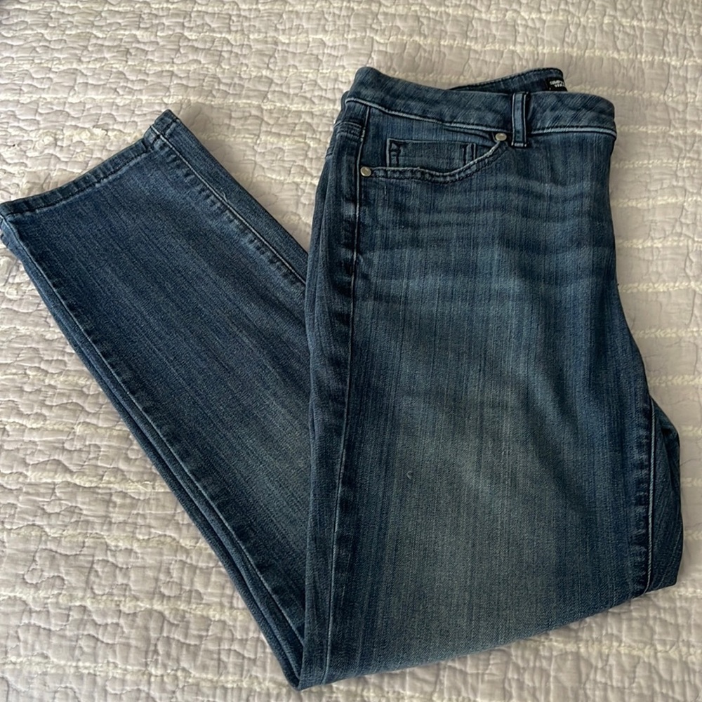 Vera Wang soft stretch capri jeans. Size 8. Gently worn. Inseam 27”.